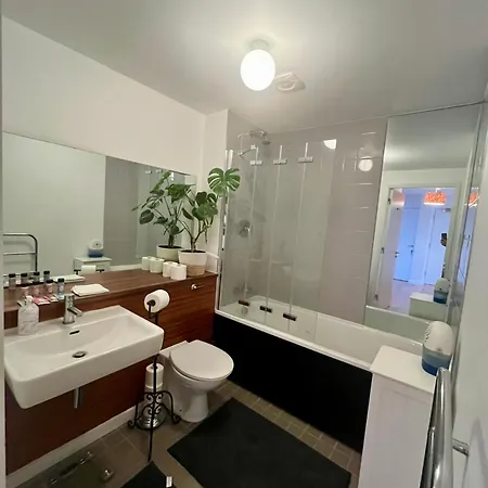 The King Size Bed And Private Bathroom Homestay szállás