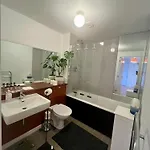 The King Size Bed And Private Bathroom Privatunterkunft