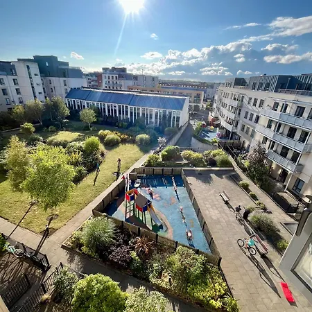 The King Size Bed And Private Bathroom Rum i privatbostad *