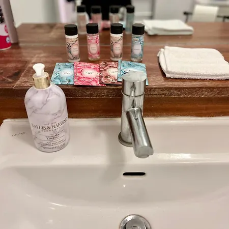 Rum i privatbostad The King Size Bed And Private Bathroom *