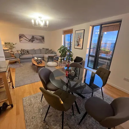 The King Size Bed And Private Bathroom Rum i privatbostad