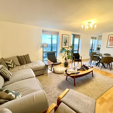 Rum i privatbostad The King Size Bed And Private Bathroom *