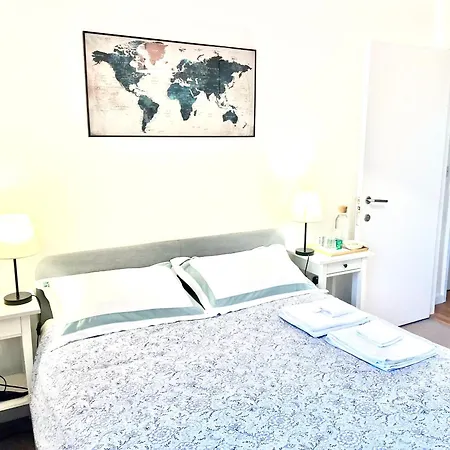 Rum i privatbostad The King Size Bed And Private Bathroom