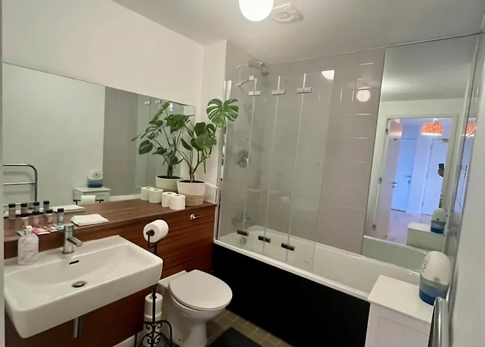 The King Size Bed And Private Bathroom בית אירוח